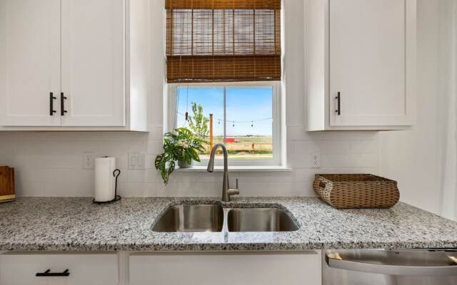 New Build W/ Great Backyard & Lake Access!