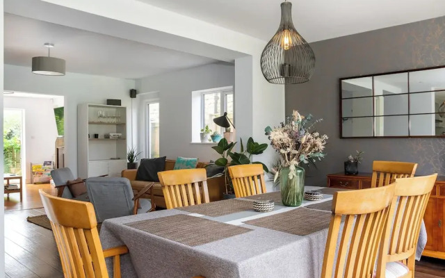 Stunning 5 Bed in the Centre of Bourton