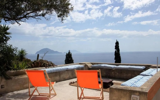 Alicudi Giardino dei Carrubi