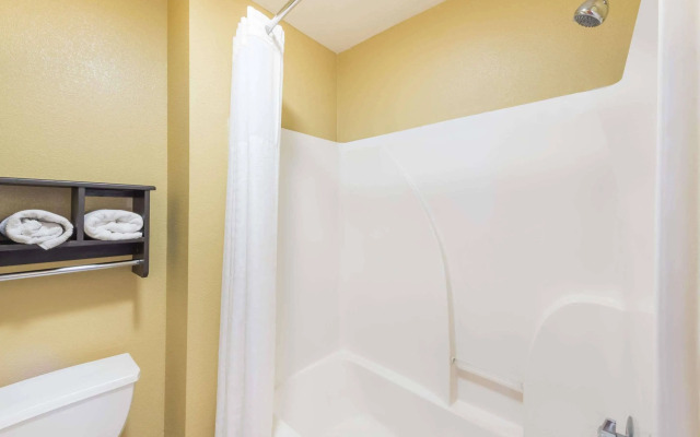 Super 8 By Wyndham Lake Charles Northeast