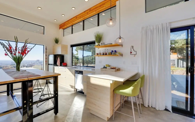Luxe, Modern Studio w/ Sweeping City Views!
