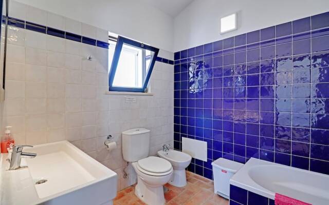 Villa Eiras Altas Grande by Portucasa