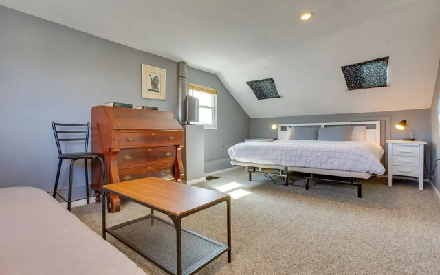 2 Mi to Washington Park: Convenient Denver Home!
