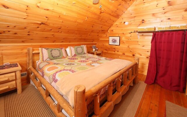 Fireside Memories 2 Br cabin by RedAwning