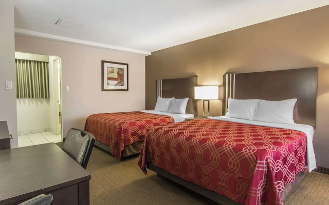 Econo Lodge Inn & Suites