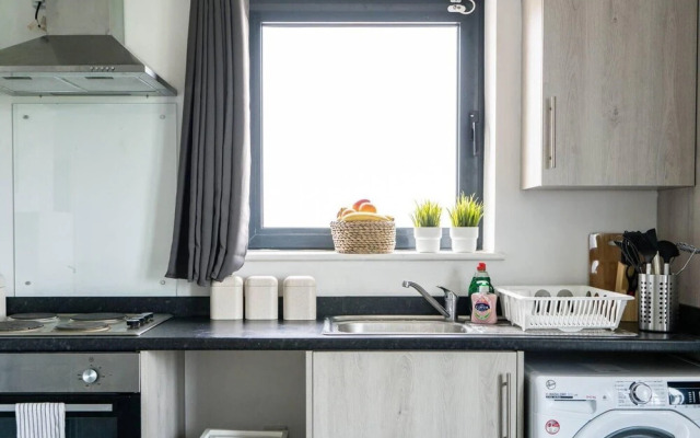 Livestay - One Bed Apt, Free Parking, Sleeps 4