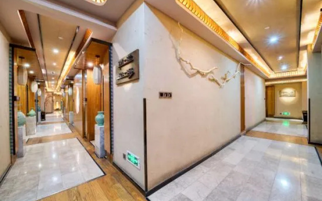 Elong Anyun Hotel (Shanghai Lujiazui Minsheng Road Subway Station)