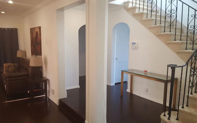 Great 2 Floor house in Beverly-wood