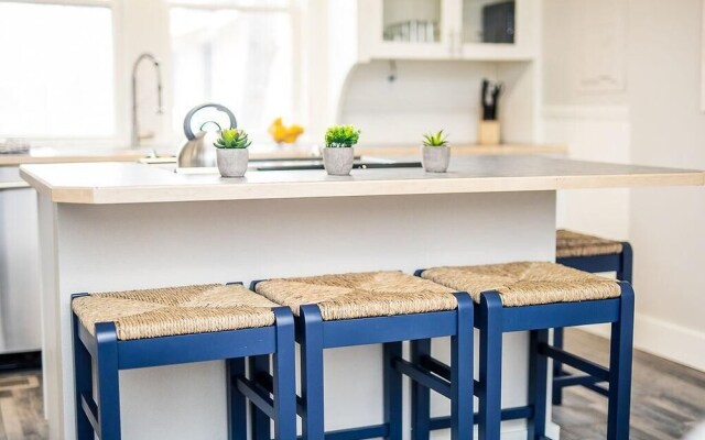 Couple’s Getaway | Walk to UNC |FREE Cruiser Bikes