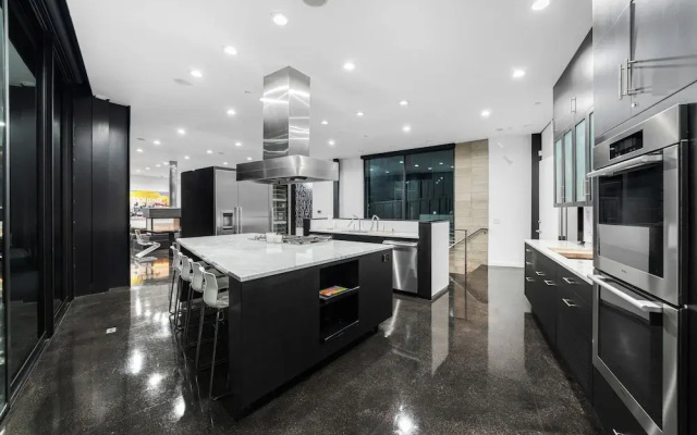 Glass Mansion - Chic Glass Villa in LA Hills With Views, Style & Serenity
