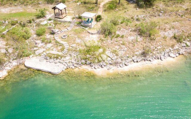 Lakeside Villa by RedAwning