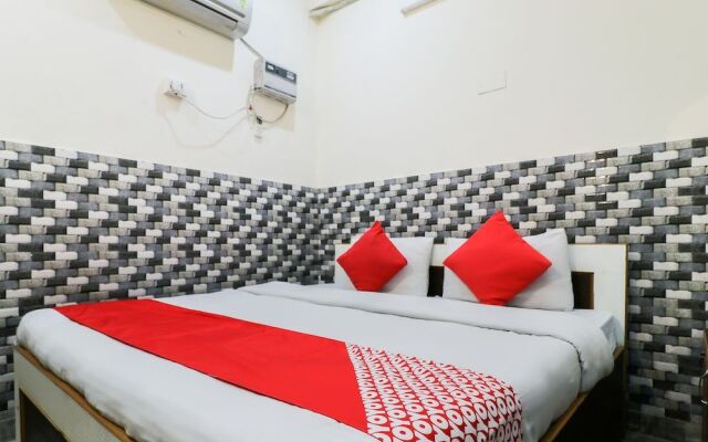 OYO 11762 Trimurti Guest House