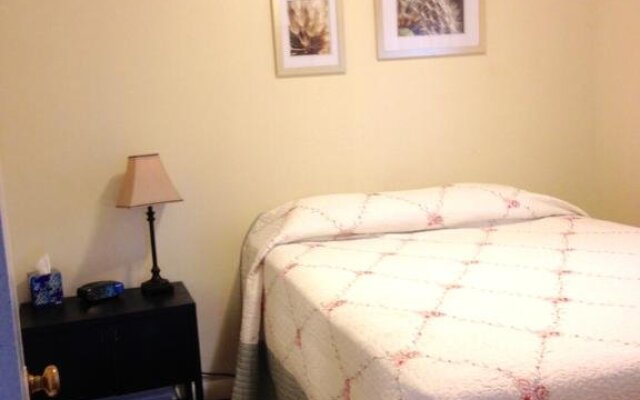 Downtown Log Cabin Hideaway Bed & Breakfast Inn Fairbanks | B&Bs