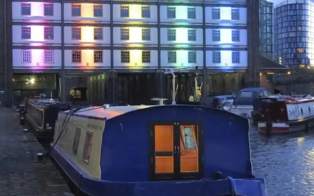 Houseboat Hotels