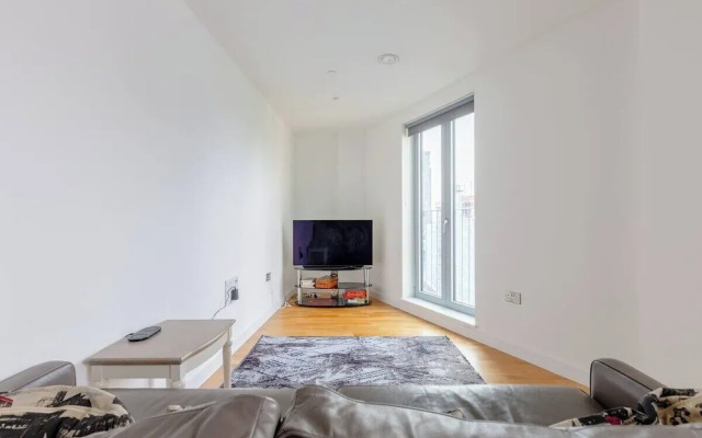 Stylish 2 Bed Flat in Battersea - Private Balcony
