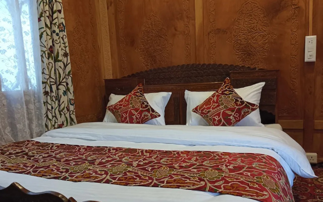 Golden Crest Houseboats