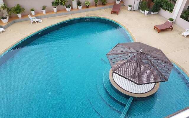 A Beautiful Studio Pool View Downtown