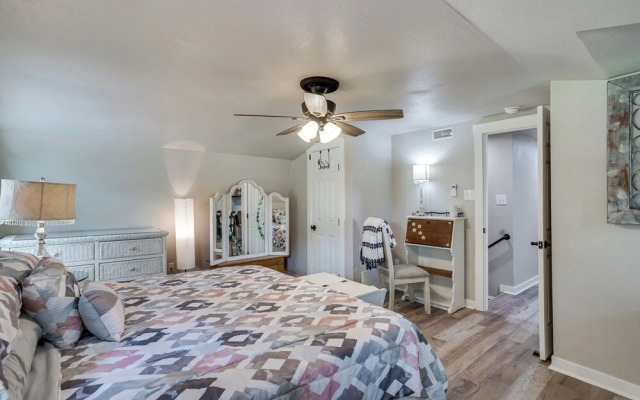 Pet-friendly Granbury Home w/ Yard, Near Downtown!