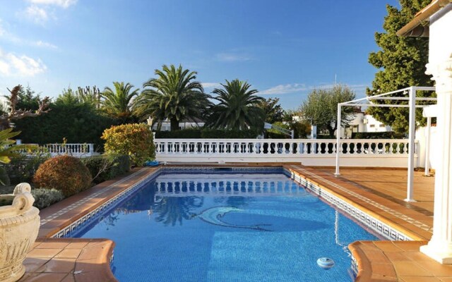 Luxurious Holiday Home in Empuriabrava With Private Pool