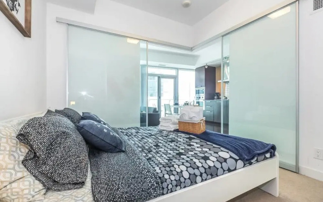 CN Tower & Lake View, Luxury Condo in Downtown