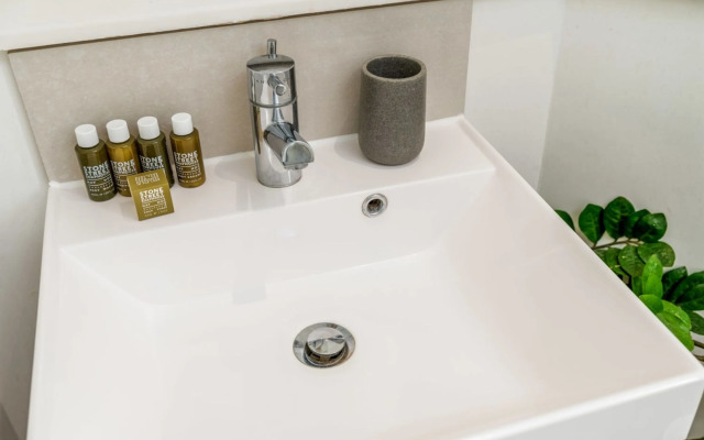 Bright & Spacious Battersea Flat