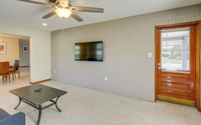 Mid-Century Modern Lakeland Retreat W/ Smart Tv!