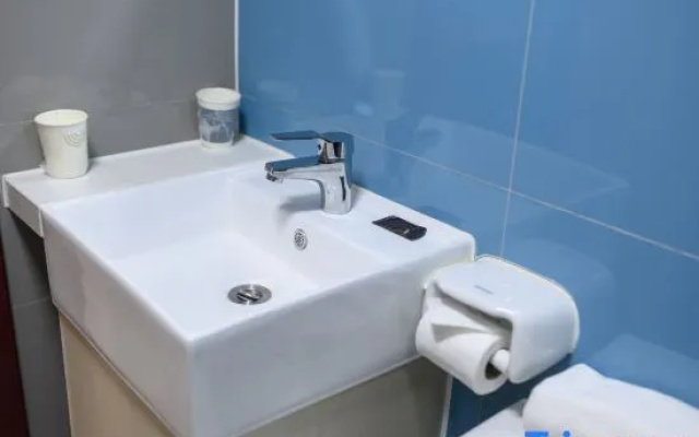 Huayi Collection Hotel (Shanghai Jiuting Subway Station Jiudu Road)