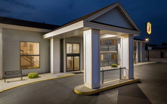Super 8 by Wyndham La Crosse