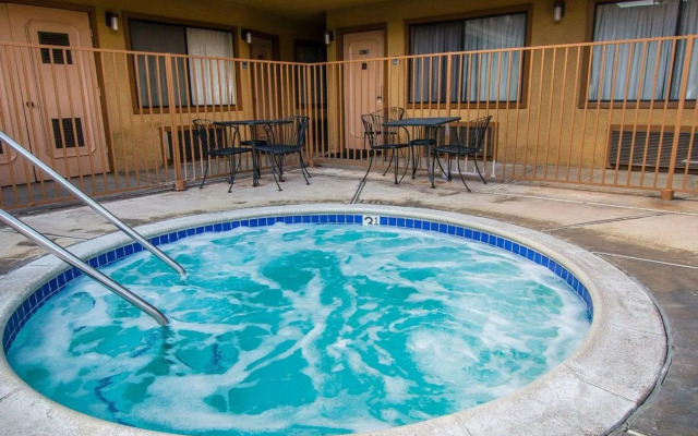 Palm Inn Hotel near Tyler Mall Riverside