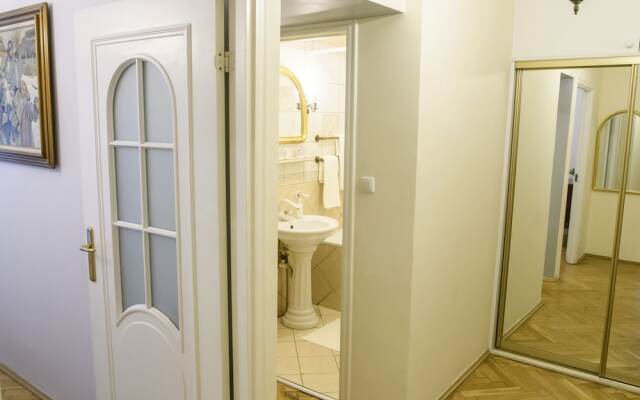 Golden Center Apartment