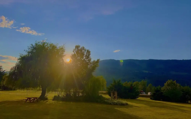 Monashee Motel