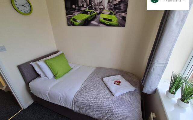 3 Bedroom house near Coventry City Centre with Wi-fi, driveway & garden - 16RWC