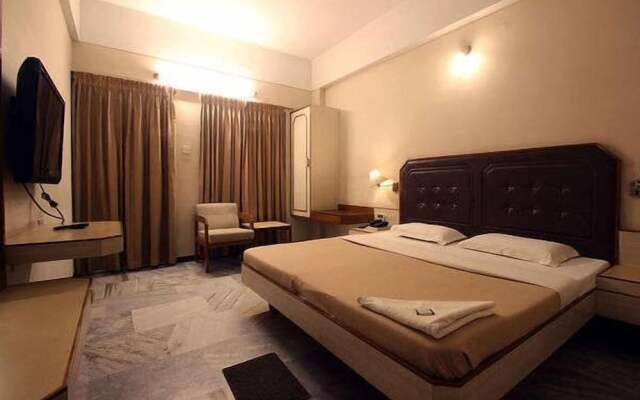OYO 24579 Flagship Hotel Padmam