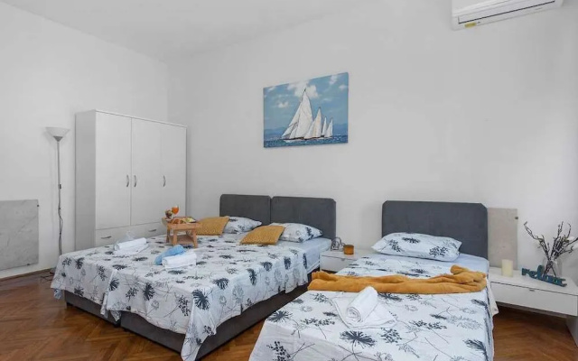 La Guardia apartments