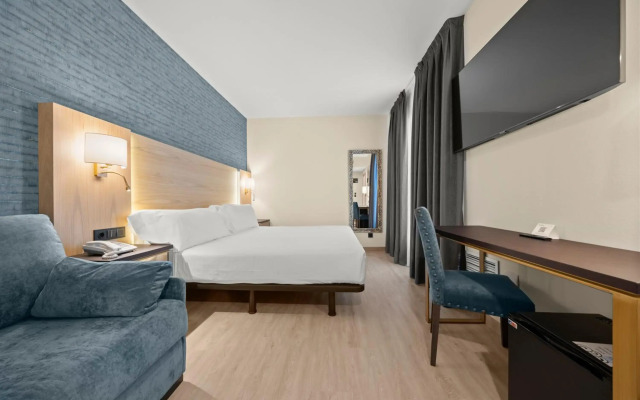 Hotel Madrid Plaza de España Affiliated by Meliá