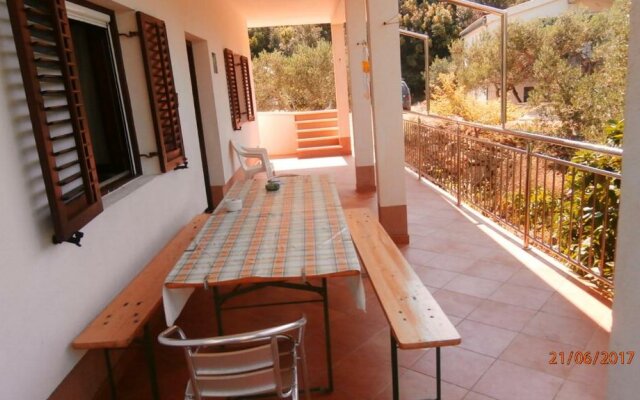 Apartment With 3 Bedrooms in Gdinj, With Enclosed Garden - 50 m From t