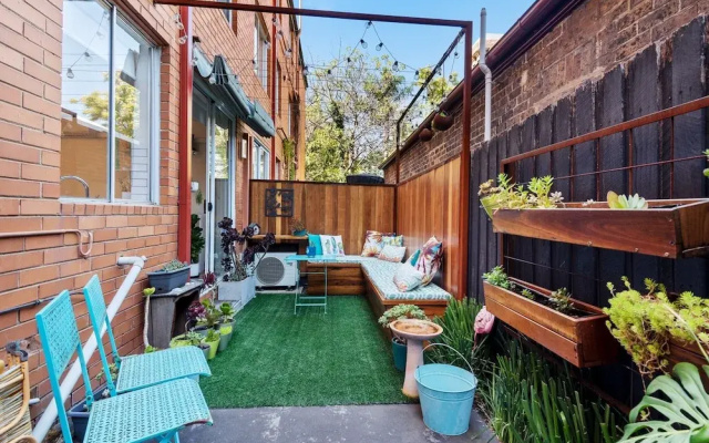 Snug St Kilda Apartment With Private Courtyard