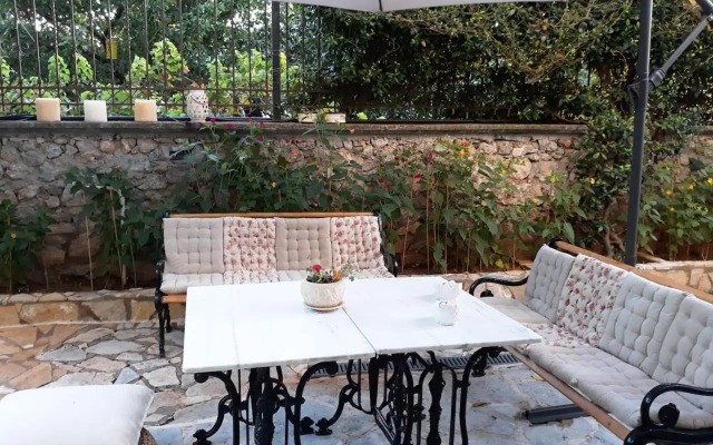 Luxury Country House in Kalamata / SP
