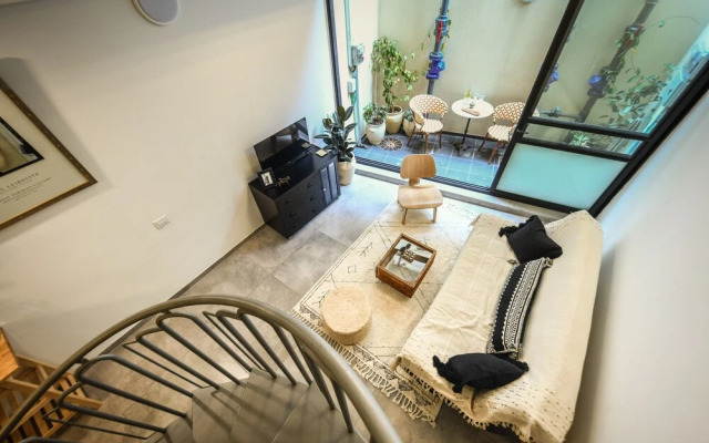 1BR duplex Apt with private Balcony