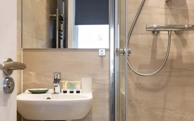 Balcony South Kensington Luxury 2 bed Apartment