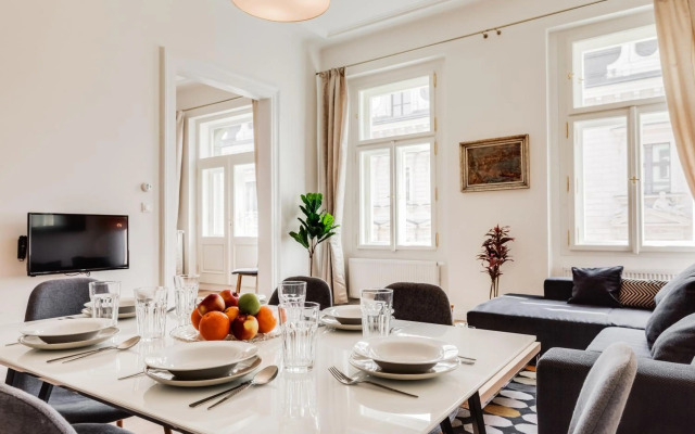 Charles Bridge - 3 bedroom Apartment - Old Town