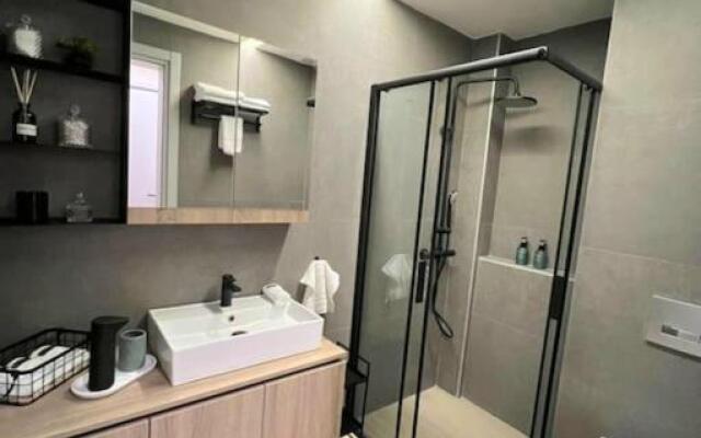 8 Blocks Apartments 4B