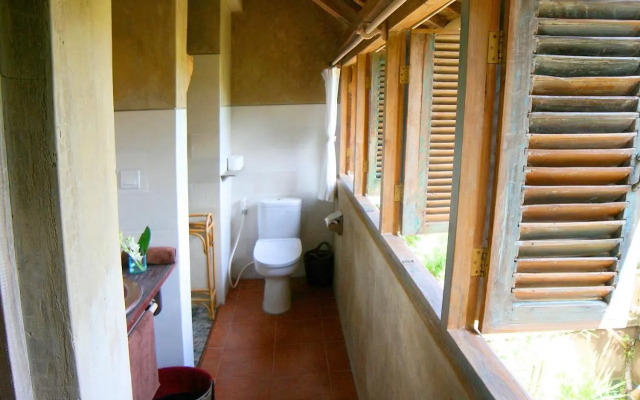 Artist Eco Villa With Wood And Clay