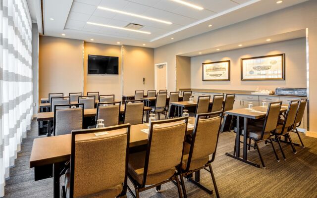 Hampton Inn & Suites Boston/Waltham