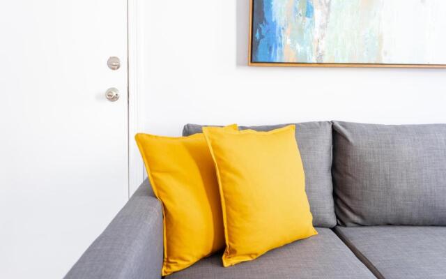 Stylish and Cute 2BR Apartment Near Wrigley!