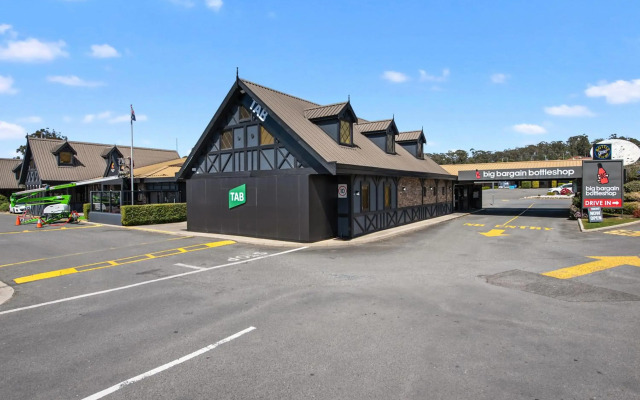 Olde Tudor Hotel