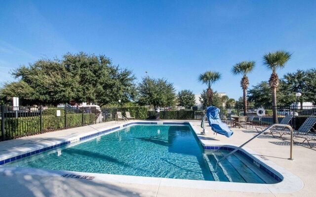 HomeTowne Studios by Red Roof Orlando South