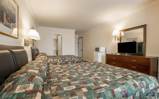 Palm Inn Hotel near Tyler Mall Riverside