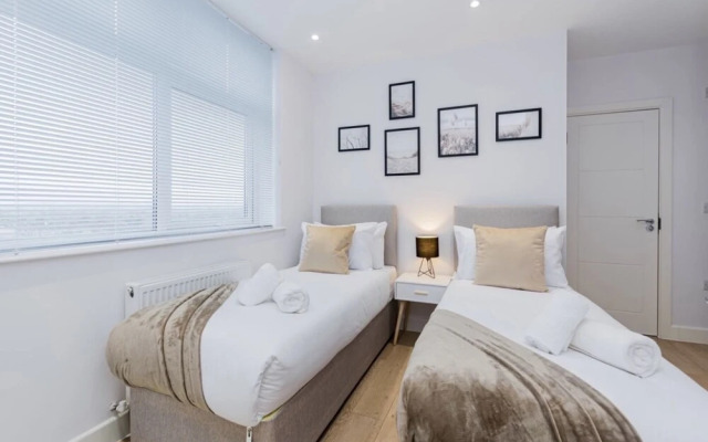 Elegant Central Private Parking Leisure Contractor