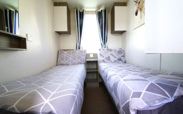 Lovely 2-bed Static Caravan in Rhyl
